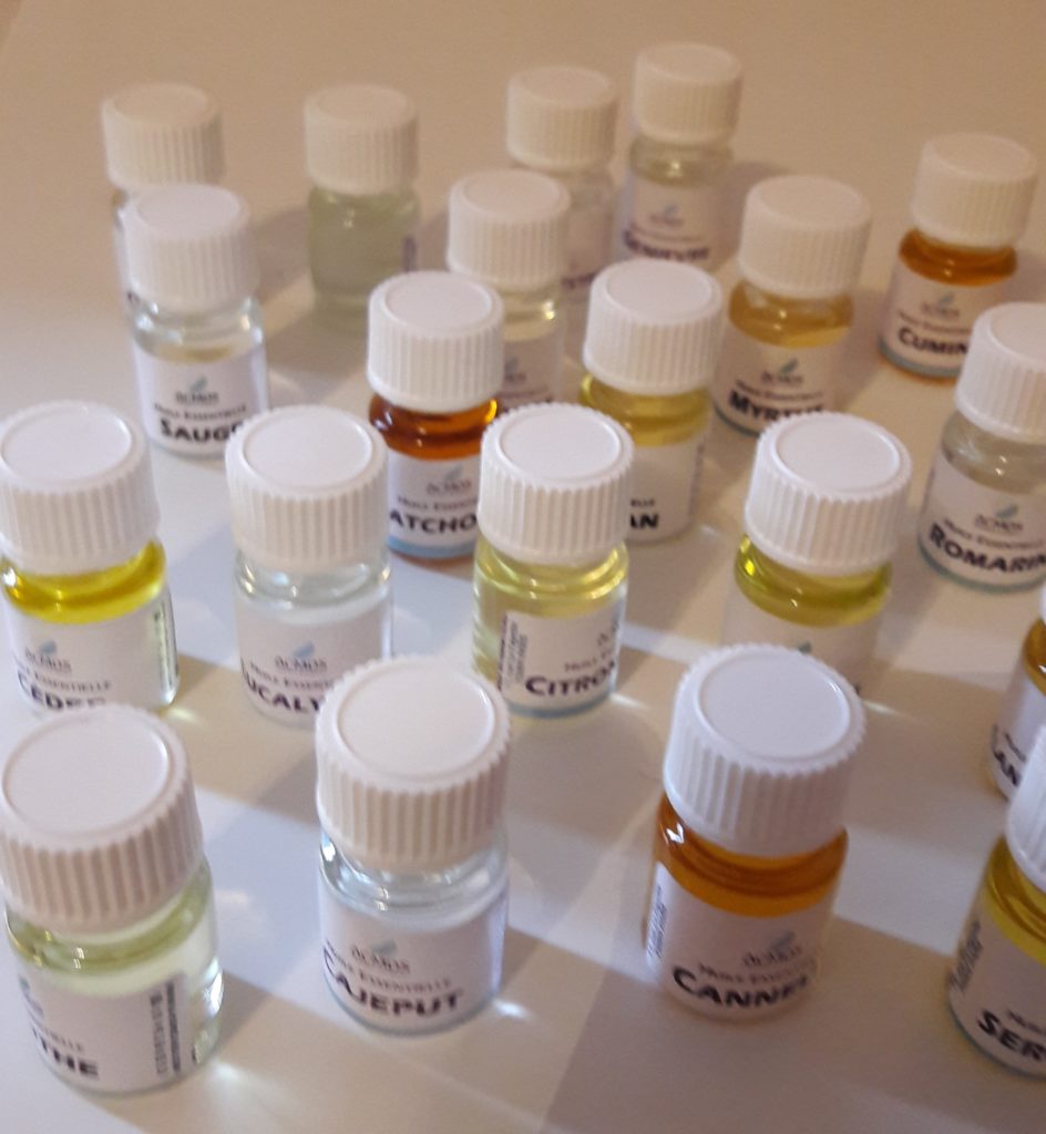 l'image représente de petits échantillons d'huiles essentielles